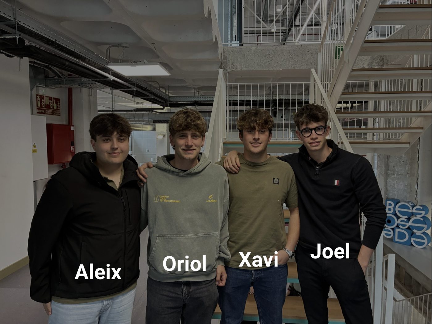Los cuatro miembros del equipo de TuMerch (Aleix, Oriol, Xavi y Joel) posando juntos en un espacio de coworking en Barcelona
